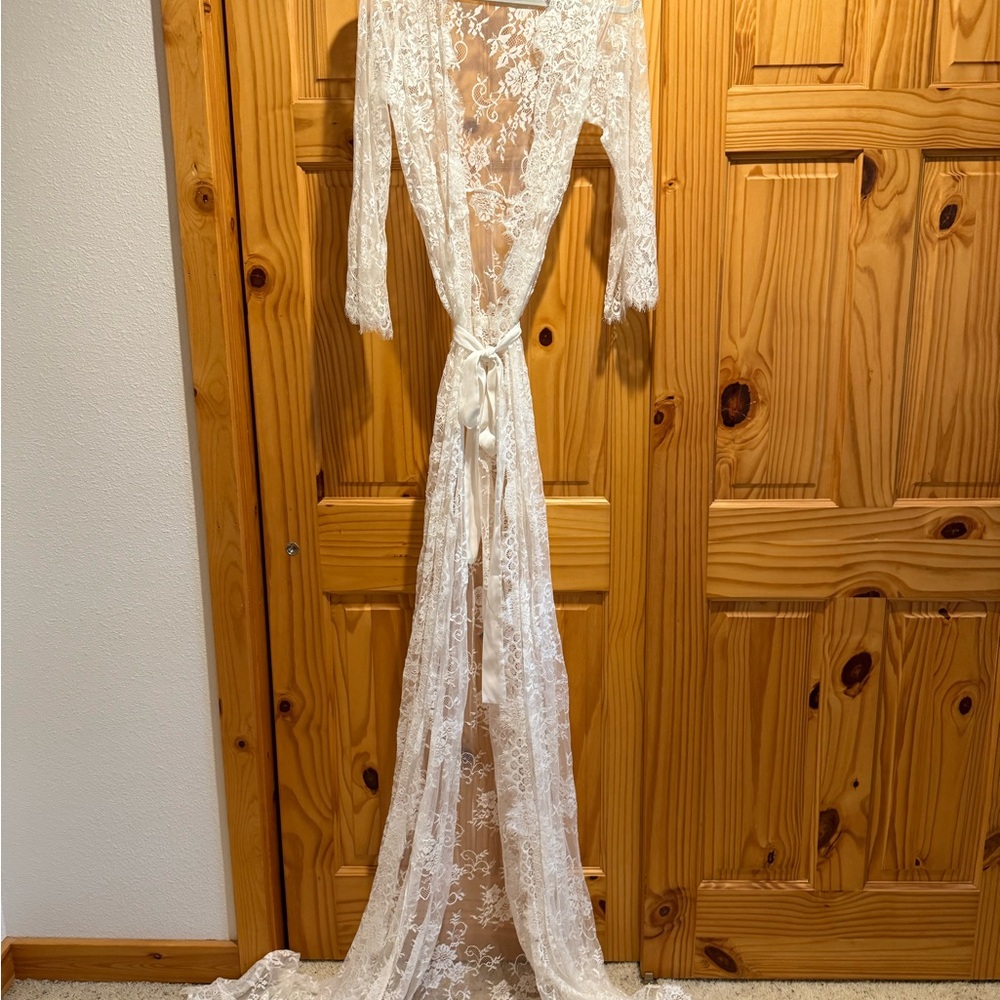 Elegant White Lace Robe